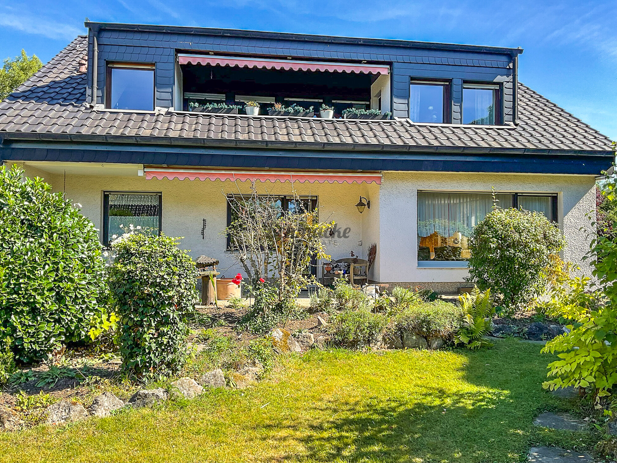 Hagen-Eilpe: Gepflegtes Einfamilienhaus mit 182m² Wfl., Loggia, 2 Gartenbereiche und 2 Terrassen, 58091 Hagen, Zweifamilienhaus