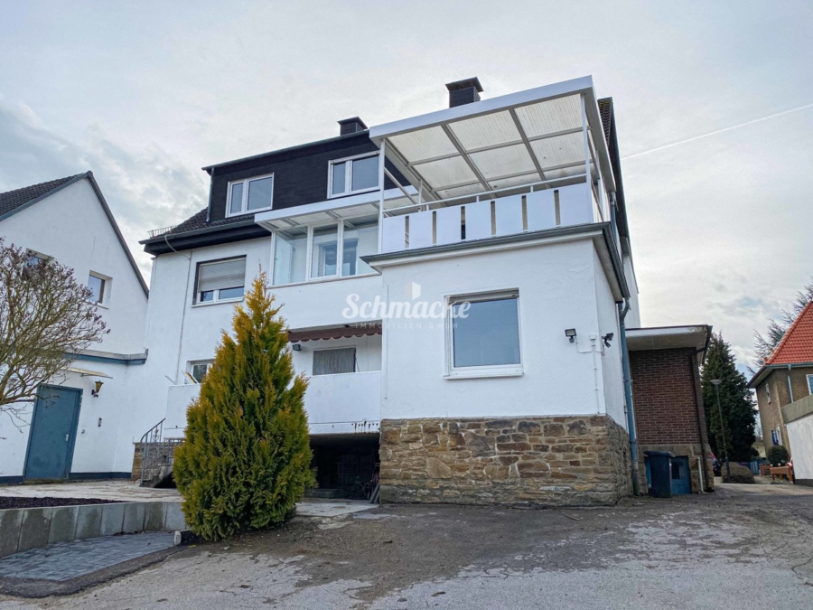 Hausansicht hinten - Frisch sanierte Etagenwohnung (1.OG) mit traumhaften Weitblick und Dachterrasse