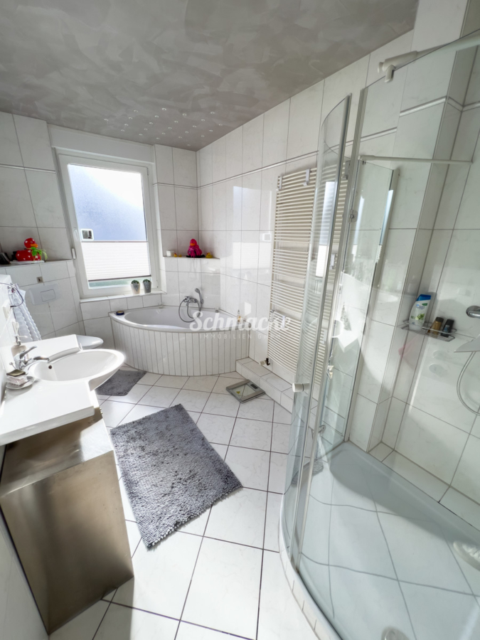 Badezimmer - Helle Wohnung im 1.OG mit Kamin, zwei Garagen, neuwertiger Küche, ruhig & verkehrsgünstig