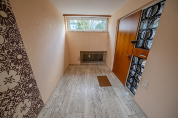 Eingang - Schönes freistehendes Einfamilienhaus mit ELW, zwei Garagen, Garten, Schwimmhalle & Sauna