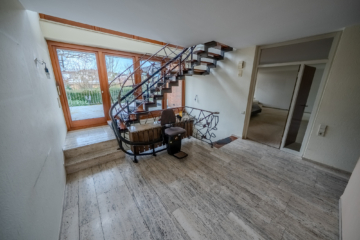Flur mit Treppenaufgang - Schönes freistehendes Einfamilienhaus mit ELW, zwei Garagen, Garten, Schwimmhalle & Sauna
