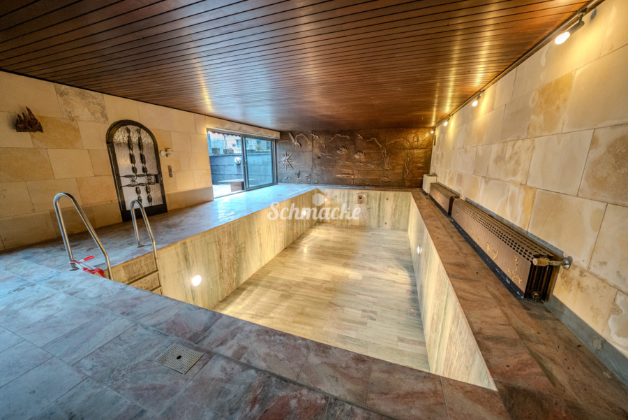 Schwimmbad - Außergewöhnlich ruhig gelegenes Einfamilienhaus mit Schwimmbad, zwei Kaminen und großem Grundstück