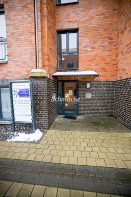 Eingang zu Praxis und Gemeinschaftsbüro - Bj. 2004: Zentrales Objekt mit Büro-, und Einzelhandelsflächen in Hemer