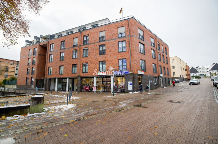 Außenansicht - Bj. 2004: Zentrales Objekt mit Büro-, und Einzelhandelsflächen in Hemer