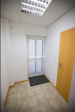 Eingang Gemeinschaftsbüros 1.OG - Bj. 2004: Zentrales Objekt mit Büro-, und Einzelhandelsflächen in Hemer