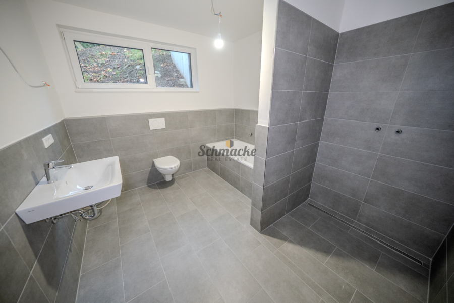 Badezimmer - Erstbezug: Barrierefreie Wohnung, Garage im Haus, Citynah mit Loggia und Terrasse oder Rasenstück