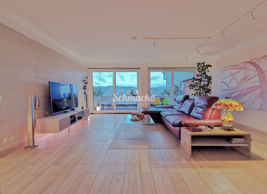 Wohnzimmer - Großzügige, helle exklusive Panoramawohnung mit Schwimmbad und Sauna in Hagen-Hohenlimburg