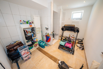 Badezimmer EG - Wunderschöne Villa mit Garten, 3 Garagen, Weinkeller & viel Platz für die ganze Familie
