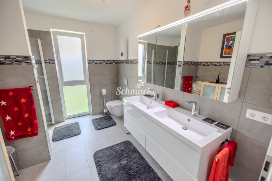 Badezimmer-Beispiel - Wohnung mit Aufzug, Barrierefrei und schöner Loggia mit anschließender kleinen Kiesterrrasse.