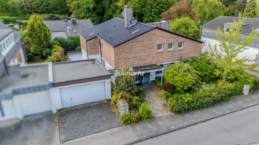 Außensicht - Großzügiges Haus mit Doppelgarage, Pool und Einliegerwohnung (Büro)