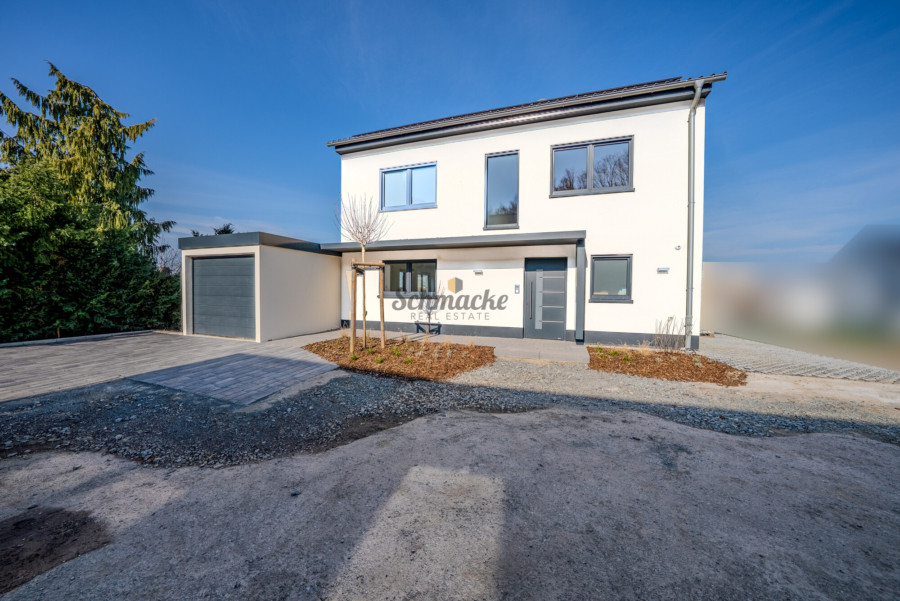 Außenansicht vorne - Helles Einfamilienhaus mit Wärmepumpe, Solaranlage, Garage, großer Terrasse & Garten