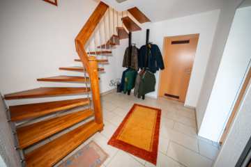 Flur (UG) - Sehr gepflegte, ruhig gelegene DHH mit Garage, Garten, Kamin und viel Platz für die ganze Familie