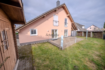 Gartenansicht mit Terrasse und Gartenhaus - Freistehendes Haus, Garage, Carport, Solaranlage und Wärmepumpe in traumhafter Lage in Wiblingwerde