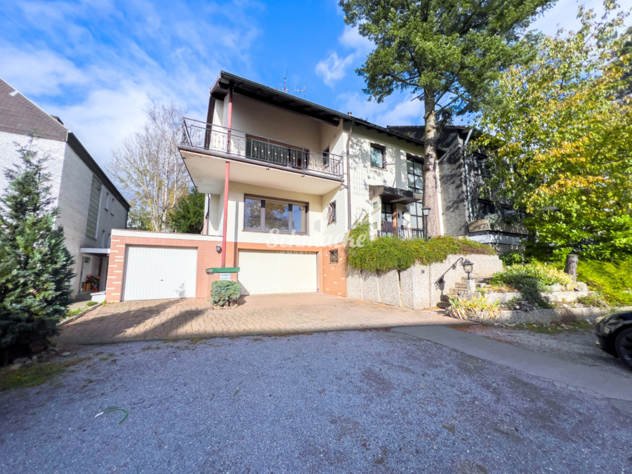 Hausansicht vorne - Helles und großzügiges Haus, kleinem Garten, Kamin und 3 Garagen, Südbalkon und überdachter Terrasse