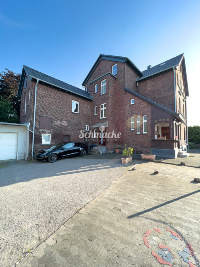 Außenansicht Wohnhaus (3) - Mehrfamilienhaus mit 3 großzügigen freien Wohnungen, vermieteter Gewerbeeinheit u. großem Grundstück