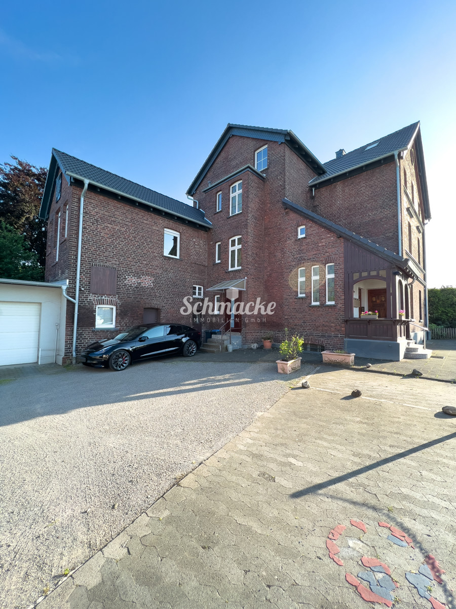 Mehrfamilienhaus mit 3 großzügigen freien Wohnungen, vermieteter Gewerbeeinheit u. großem Grundstück, 58099 Hagen, Mehrfamilienhaus